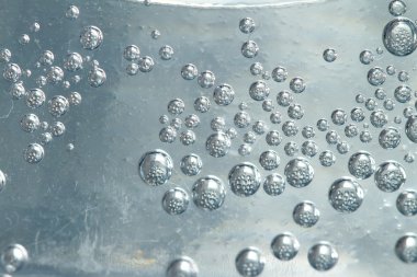 beyaz zemin üzerinde kabarcıklar