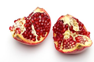 beyaz zemin üzerine nar