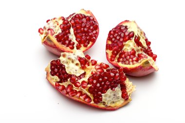 beyaz zemin üzerine nar