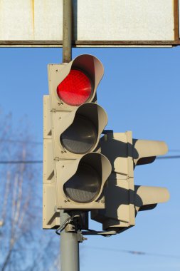 Beyaz arkaplanda trafik ışığı