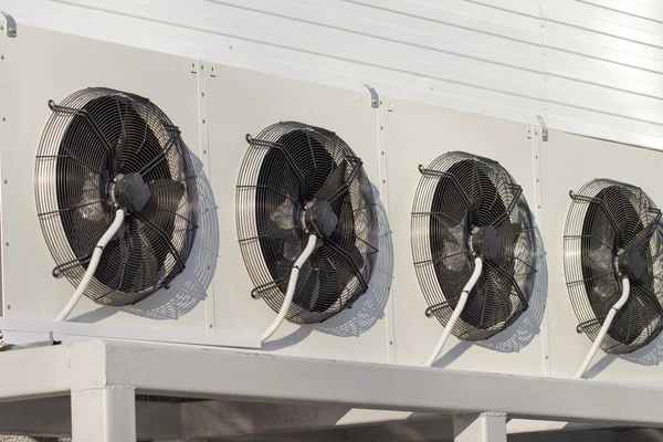 Air conditioning op de witte achtergrond Stockfoto