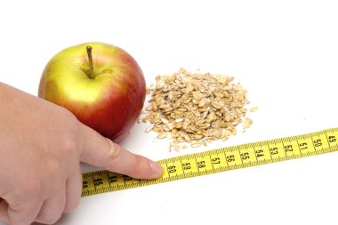 Beyaz arkaplanda elma