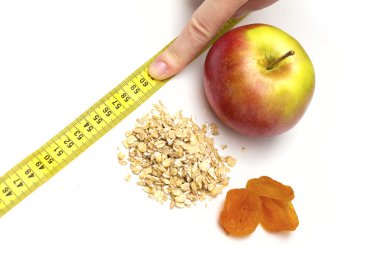 Beyaz arkaplanda elma