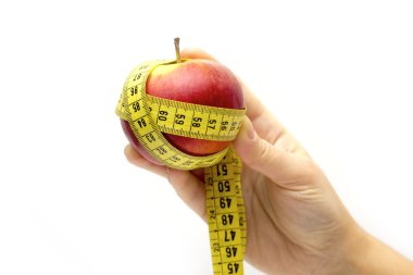 Beyaz arkaplanda elma