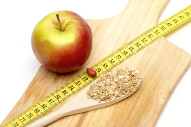 Beyaz arkaplanda elma