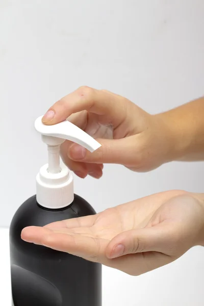 Shampoo auf weißem Hintergrund — Stockfoto