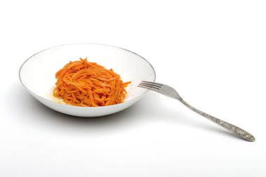 Beyaz zemin üzerine havuç salatası