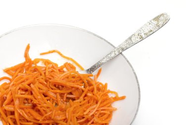 Beyaz zemin üzerine havuç salatası