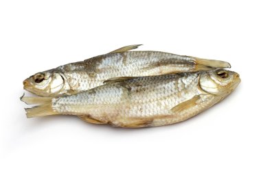 Beyaz arka plan üzerinde kurutulmuş balık