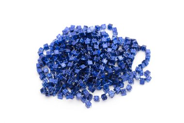 Beyaz zemin üzerine boncuk