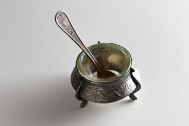 beyaz zemin üzerine kazan