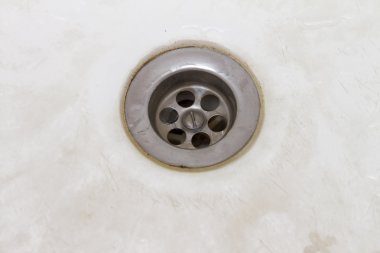 beyaz zemin üzerine su