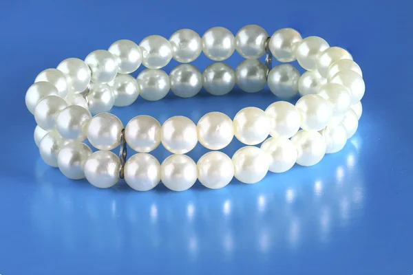 Pearls on the white background — Stock Photo, Image