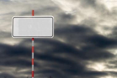Beyaz arka plan üzerinde plaka