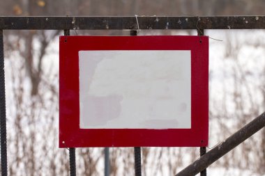 Beyaz arka plan üzerinde plaka