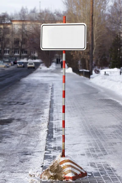 白い背景の上の経路標識 — ストック写真