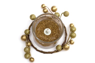 Beyaz arka plan üzerinde mum