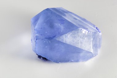 Beyaz arkaplanda taş