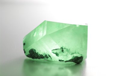 Beyaz arkaplanda taş