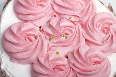 beyaz zemin üzerine pasta