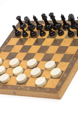 beyaz zemin üzerinde satranç