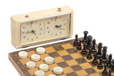 beyaz zemin üzerinde satranç