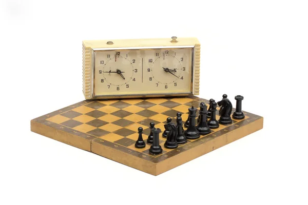 Beyaz zemin üzerinde satranç — Stok fotoğraf