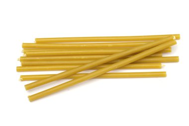 beyaz zemin üzerine mumlar