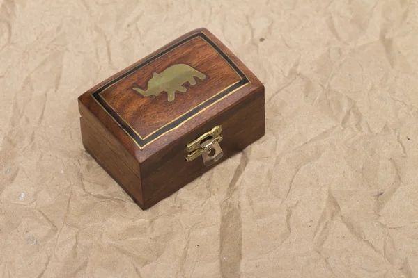 Caja de madera sobre fondo blanco — Foto de Stock