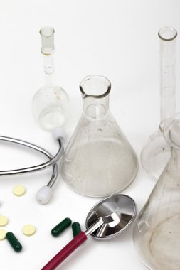 Beyaz arkaplanda steteskop