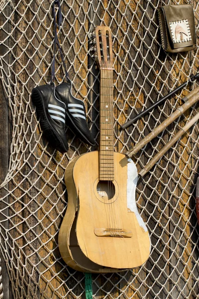 Гитара на белом фоне — стоковое фото