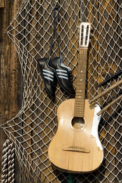 Guitarra en el fondo blanco —  Fotos de Stock