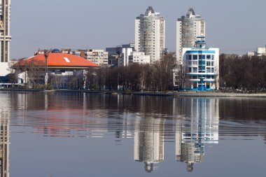 Beyaz arka plan üzerinde şehir