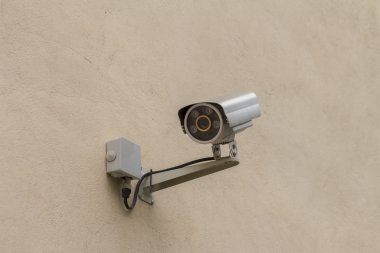 Beyaz arka plan üzerinde CCTV kameraları
