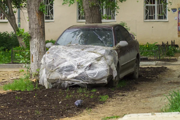 Зламаний автомобіль на білому тлі — стокове фото