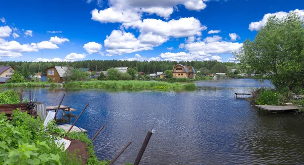 Rivière sur le fond blanc — Photo