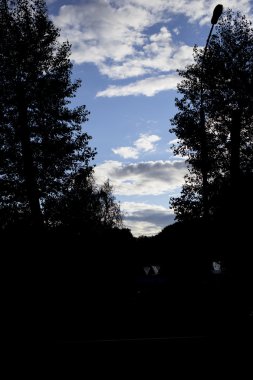 Beyaz arka plan üzerinde günbatımı