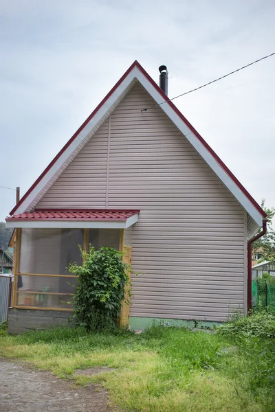 Haus auf weißem Hintergrund — Stockfoto