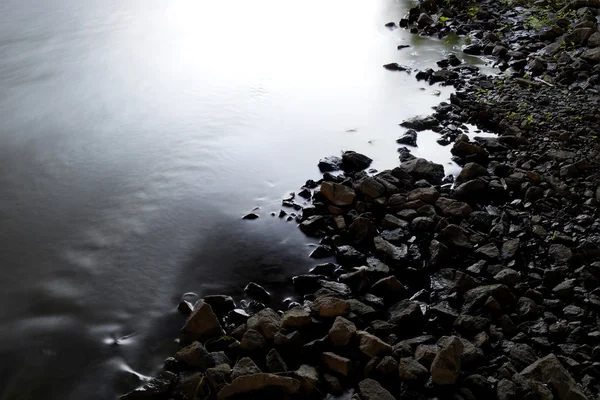 Fluss auf weißem Hintergrund — Stockfoto