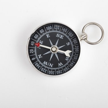 Beyaz arkaplanda pusula