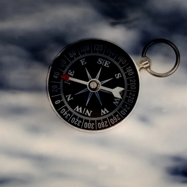 Kompass auf weißem Hintergrund — Stockfoto
