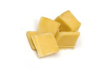 Beyaz arka planda peynir