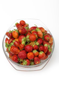 çilek beyaz zemin üzerine