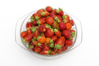 çilek beyaz zemin üzerine