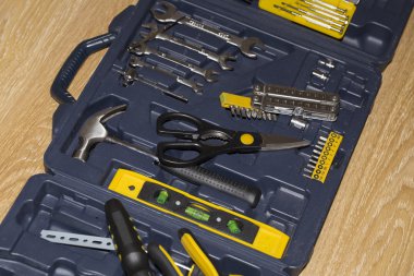 Beyaz arka plan üzerinde araçlar kümesi