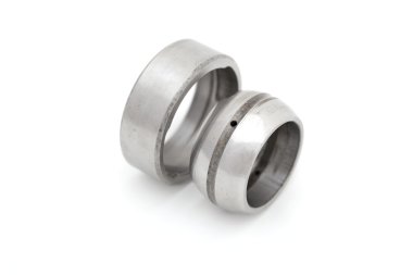 Beyaz arka plan üzerinde taşıyan