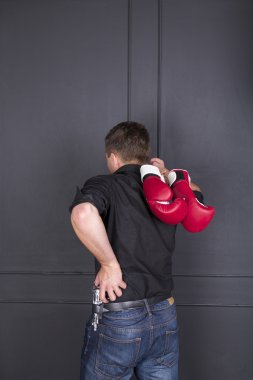 Boks eldivenli adam.