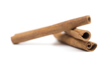 beyaz zemin üzerine tarçın