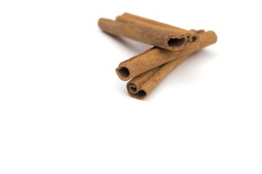 beyaz zemin üzerine tarçın