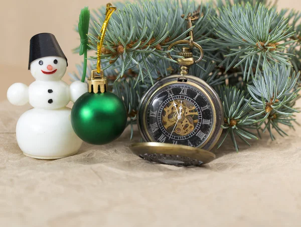 Weihnachtsbaum auf weißem Hintergrund — Stockfoto